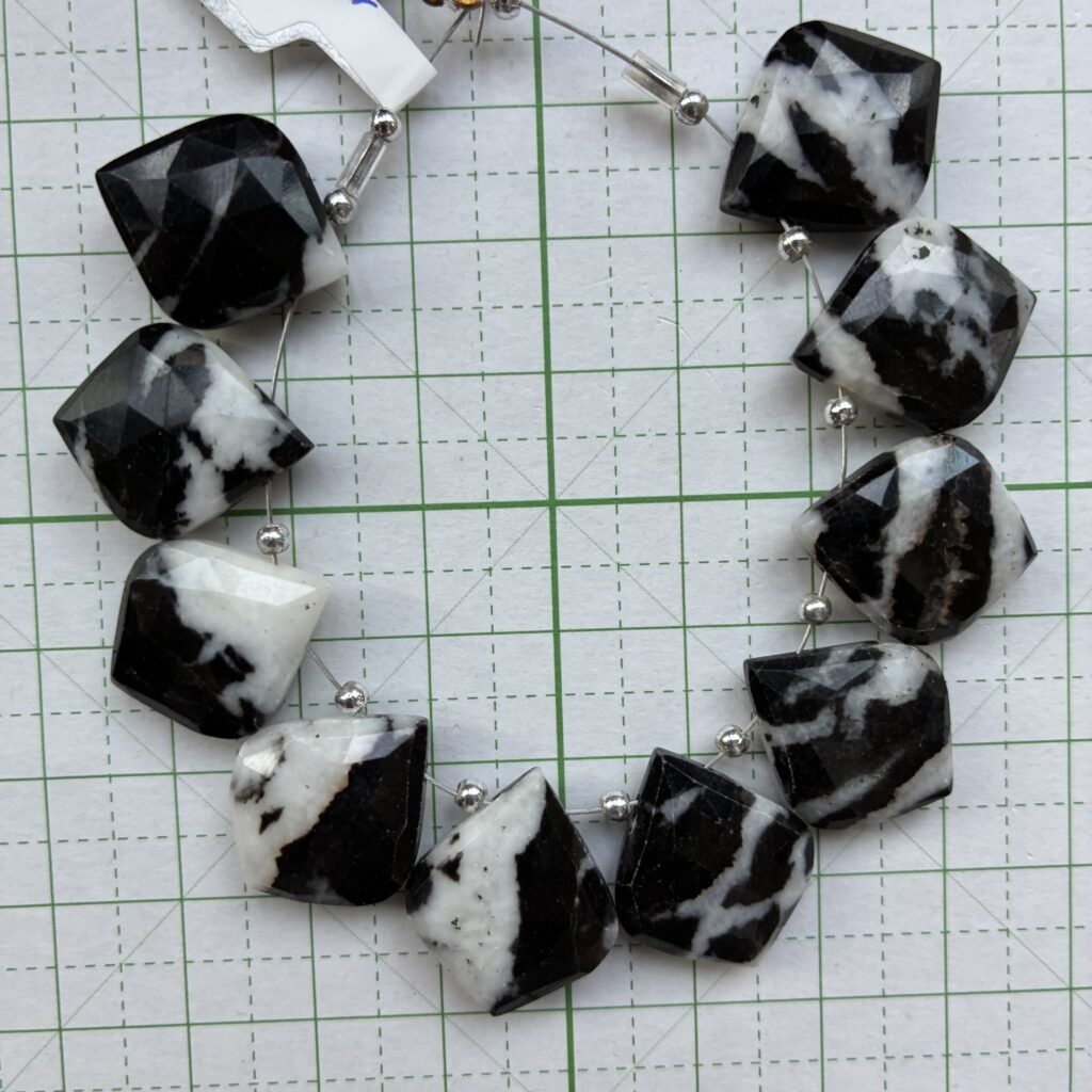Opal White Black, Leaf Shape, 10 Beads
