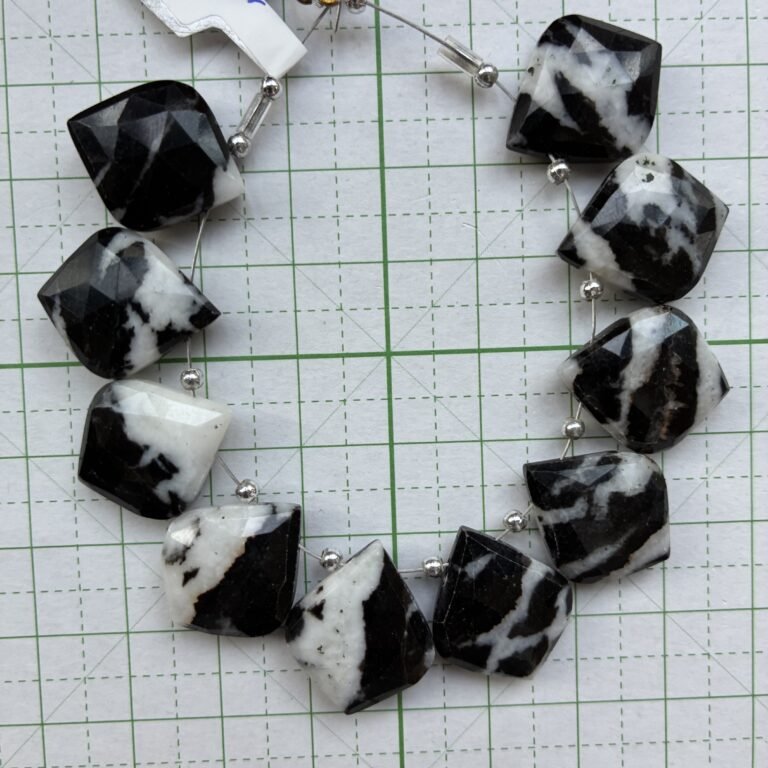 Opal White Black, Leaf Shape, 10 Beads