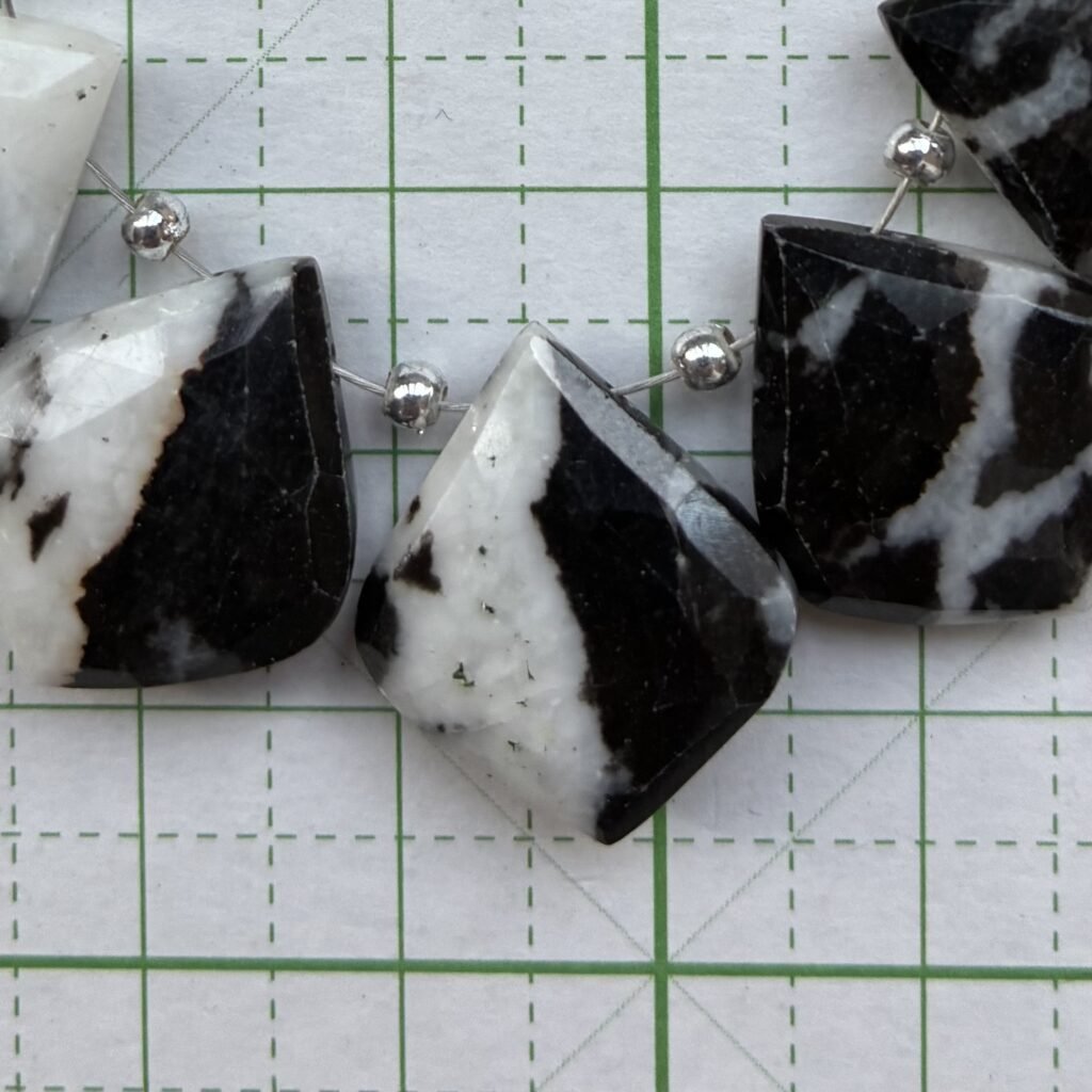Opal White Black, Leaf Shape, 10 Beads