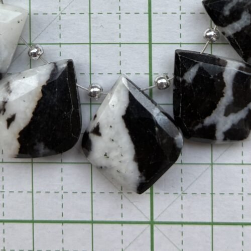 Opal White Black, Leaf Shape, 10 Beads