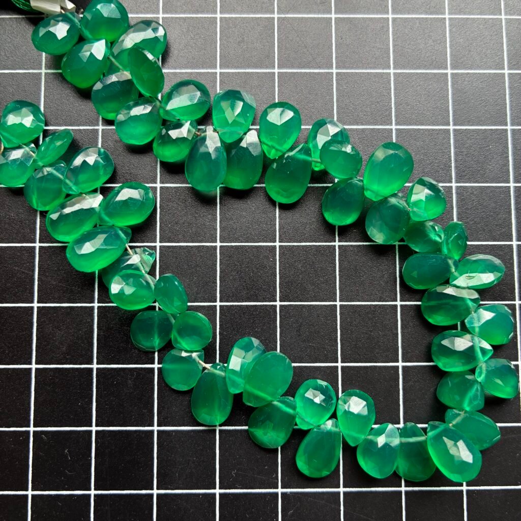 Green Onyx,  Faceted Pear, L, M size, 21 cm
