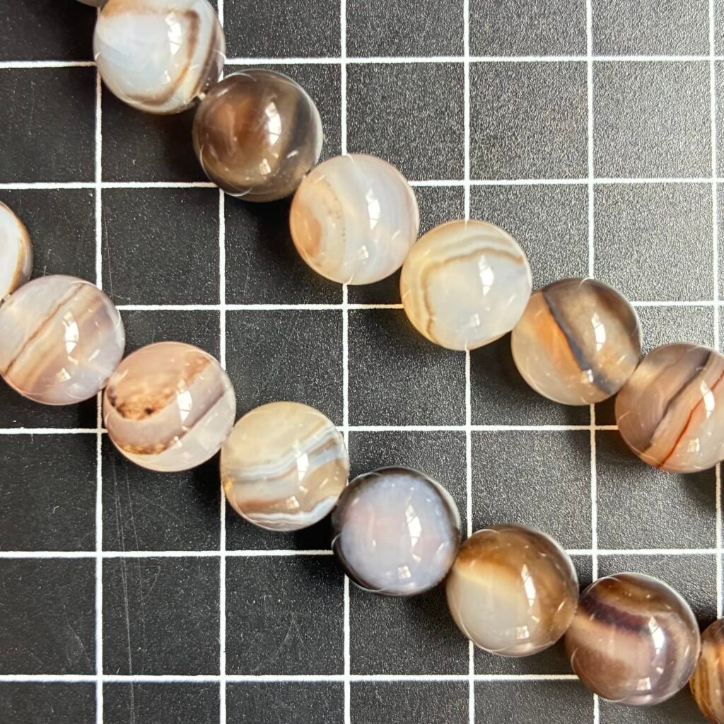 茶色の縞模様の瑪瑙、10mm、38cm