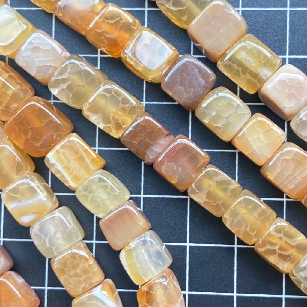 Agate Yellow Cube 9mm, 38 Cm