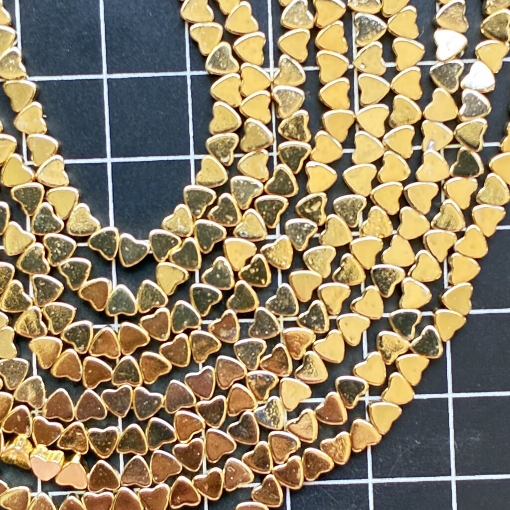 ヘマタイトゴールドハート、Sサイズ、4mm、40cm