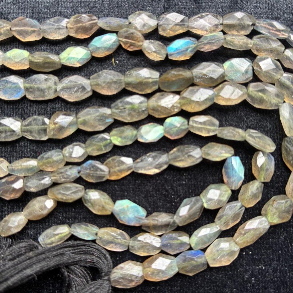 Labradorite Faceted Oval, 33 cm, 6.6*4.8*3.4 mm- 8.3*5.5*3mm