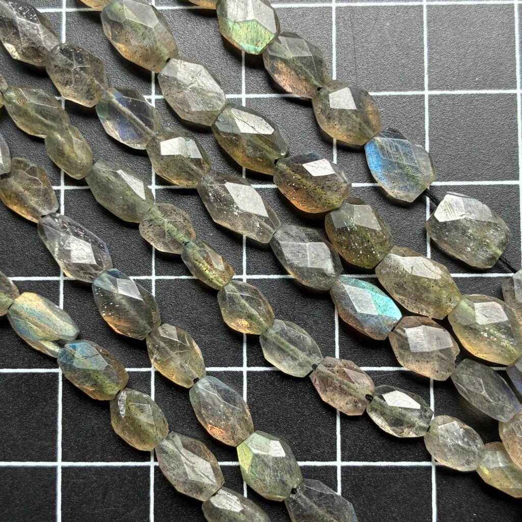 Labradorite Faceted Oval, 33 cm, 6.6*4.8*3.4 mm- 8.3*5.5*3mm