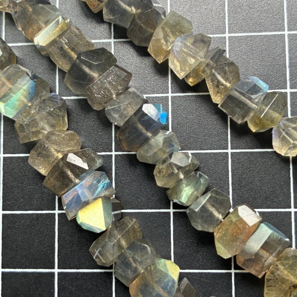ラブラドライトのナゲット、22cm、5×7mm