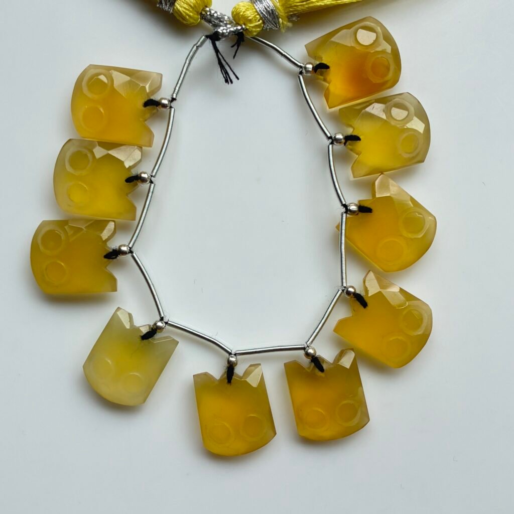 Chalcedony , Cat Shape, 16cm , 14*12*5.7mm