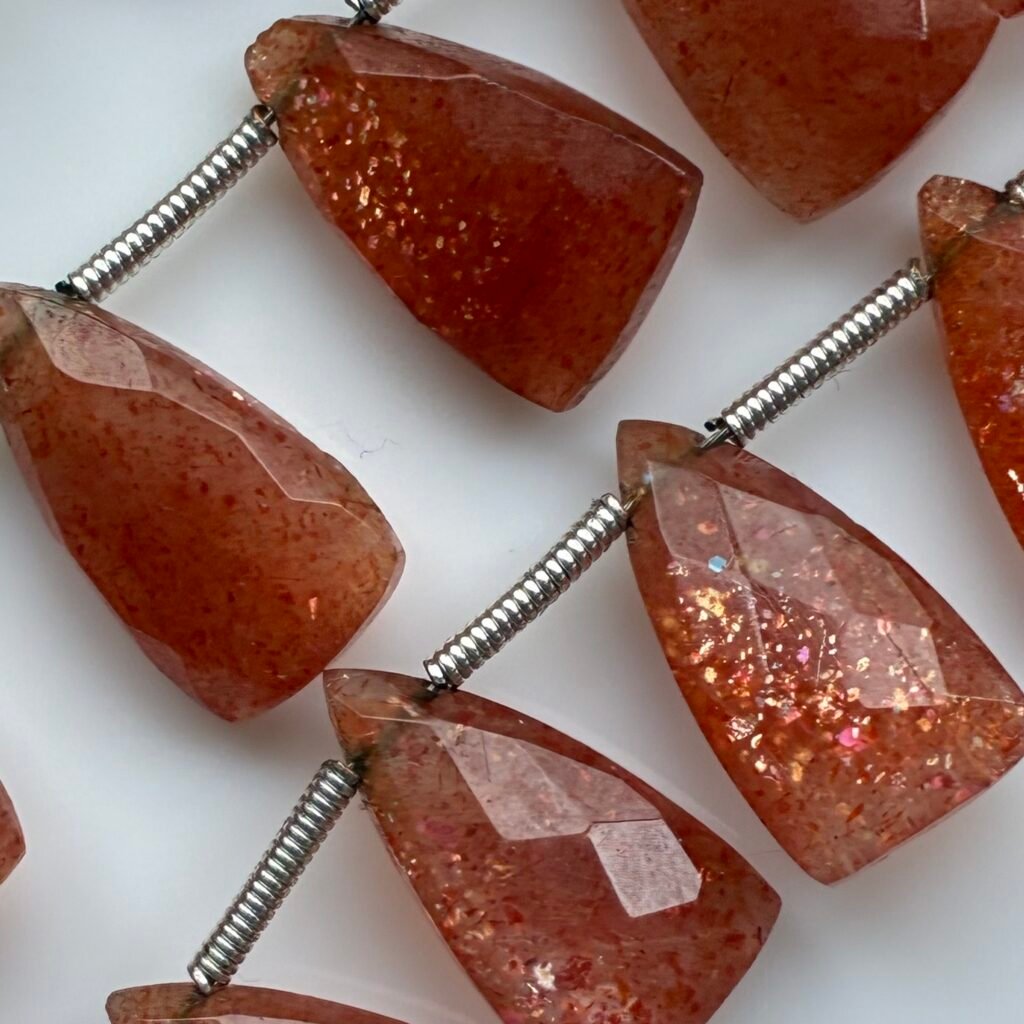 Suntone Faceted Pyramid, 10 beads,11cm, 14.3*8.3 mm
