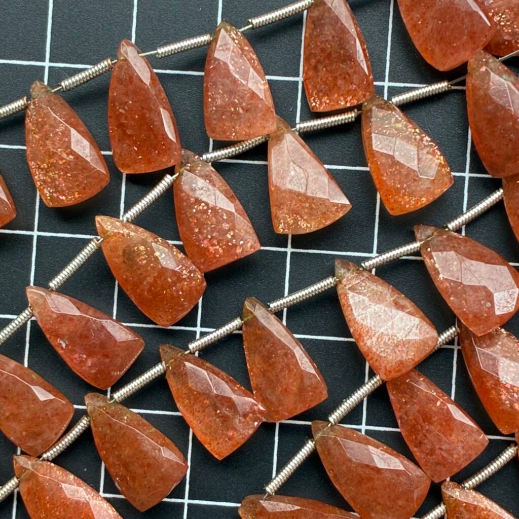 Suntone Faceted Pyramid, 10 beads,11cm, 14.3*8.3 mm