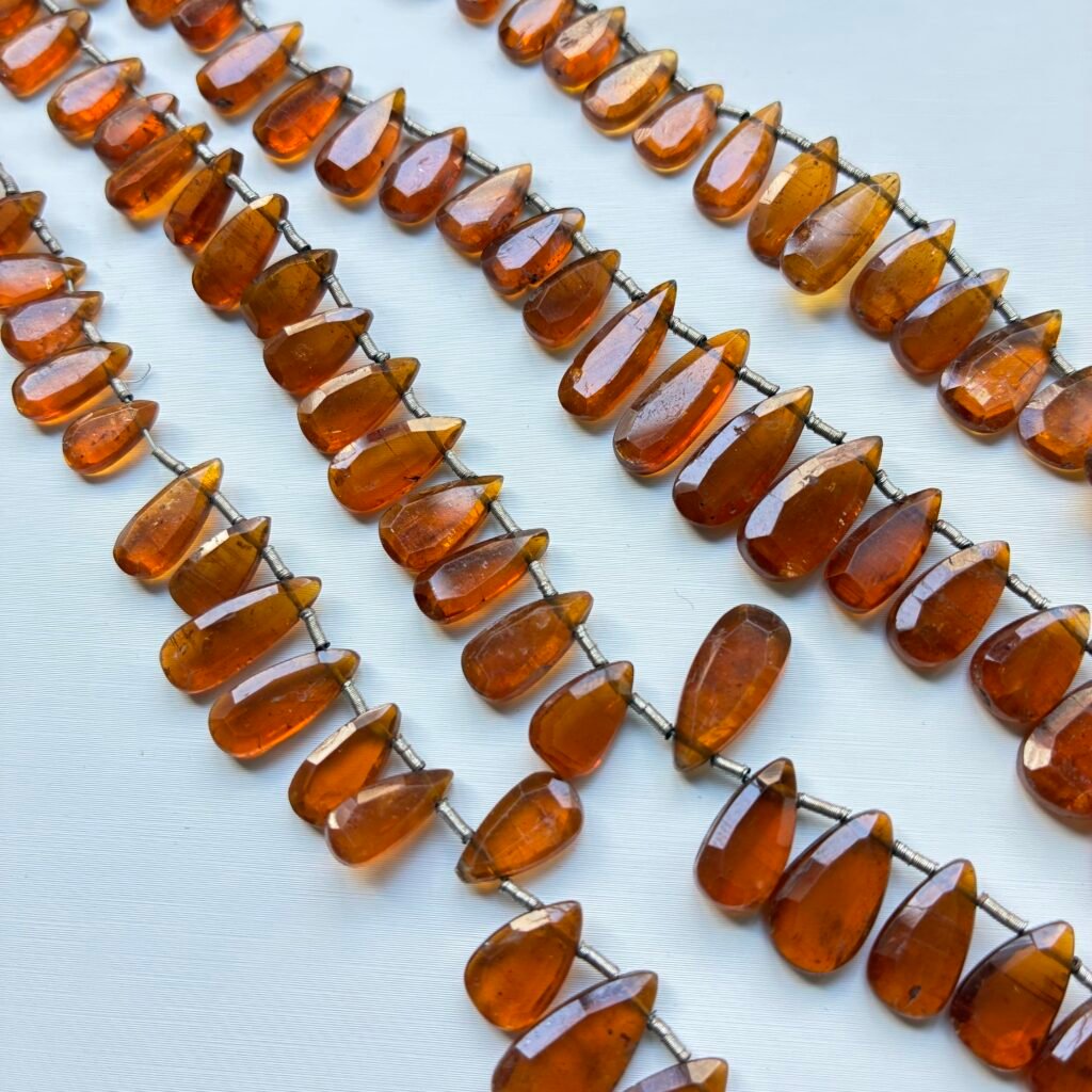 カイヤナイト、グリーン、ファセットカット、ハート型、13×6×3mm～8×4×3mm、25cm
