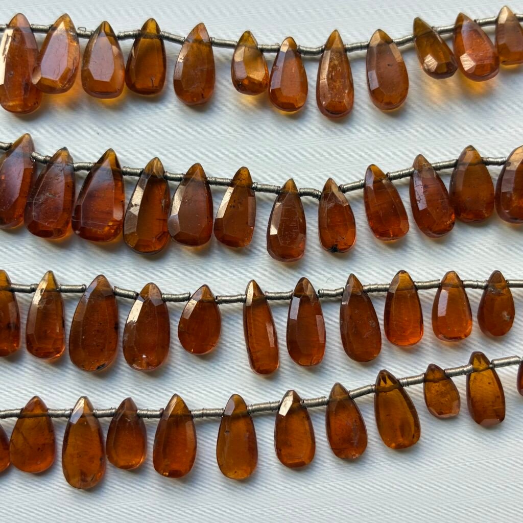 カイヤナイト、グリーン、ファセットカット、ハート型、13×6×3mm～8×4×3mm、25cm