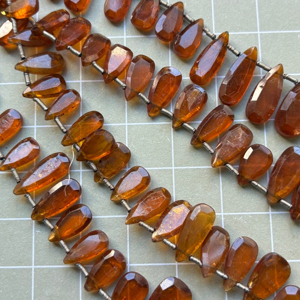 カイヤナイト、グリーン、ファセットカット、ハート型、13×6×3mm～8×4×3mm、25cm