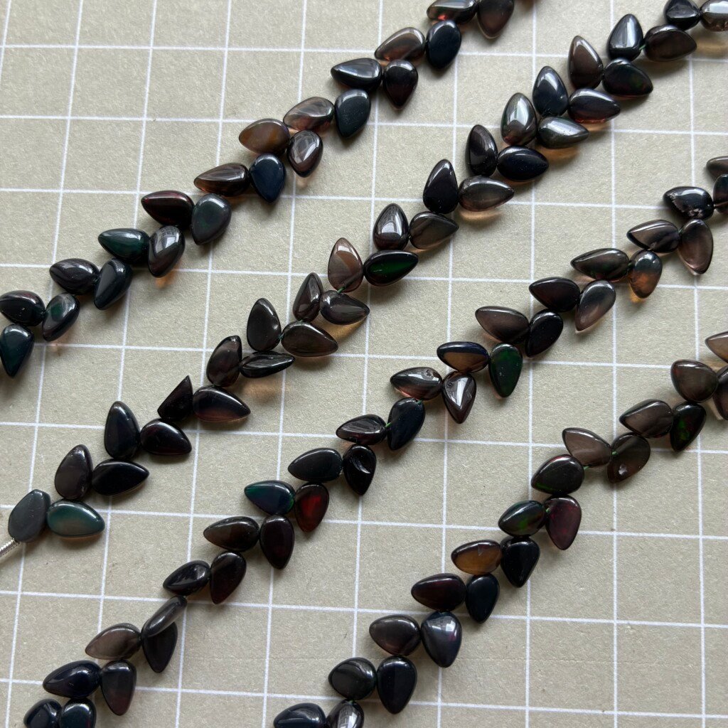エチオピア産オパール、ブラック、鳥の形をしたペアシェイプ、16cm、7-6×4×2mm