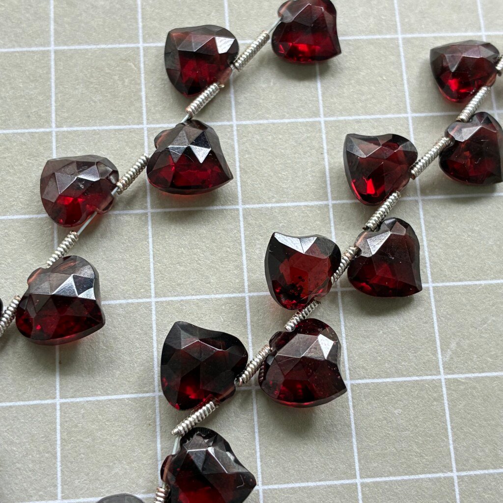 Garnet Leaf Small, 26pcs, 10*4~8*4mm