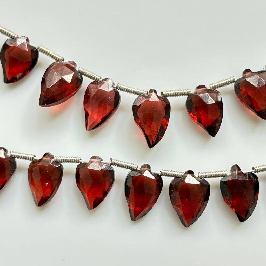 Garnet Leaf Long, 26pcs , 12*8~9*6mm