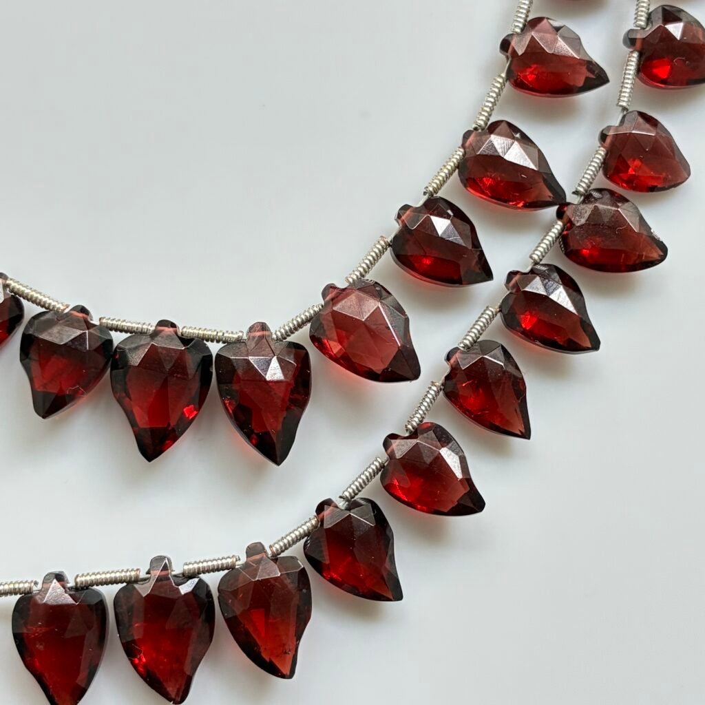 Garnet Leaf Long, 26pcs , 12*8~9*6mm