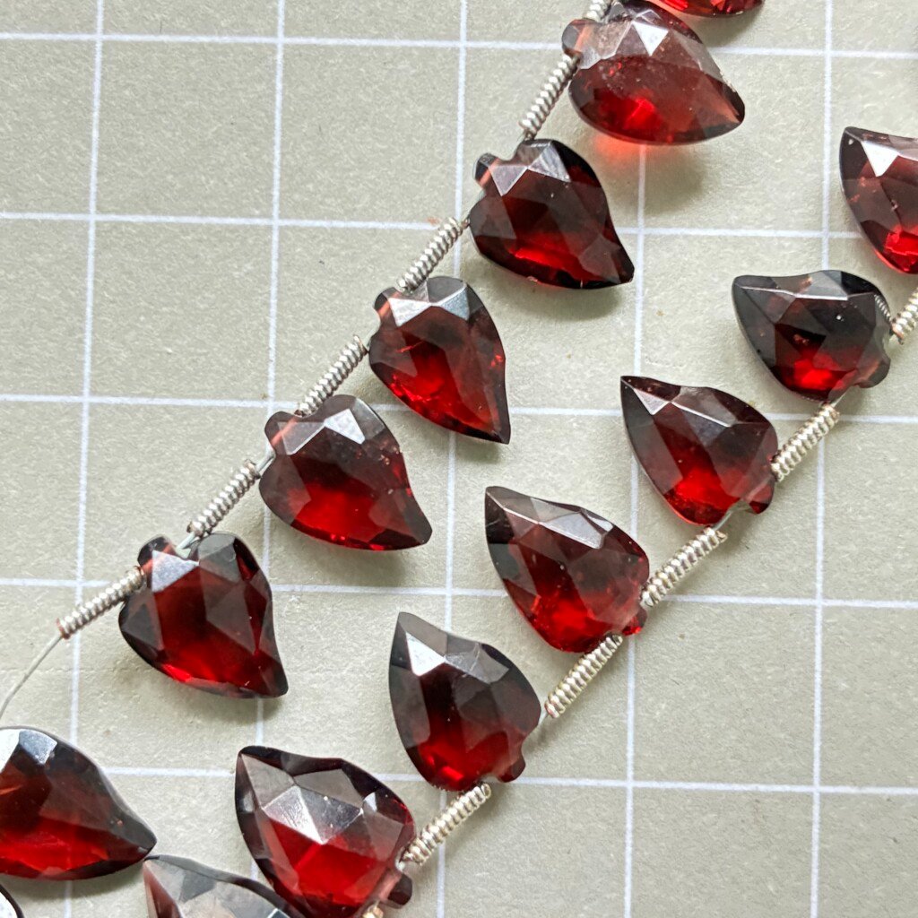 Garnet Leaf Long, 26pcs , 12*8~9*6mm